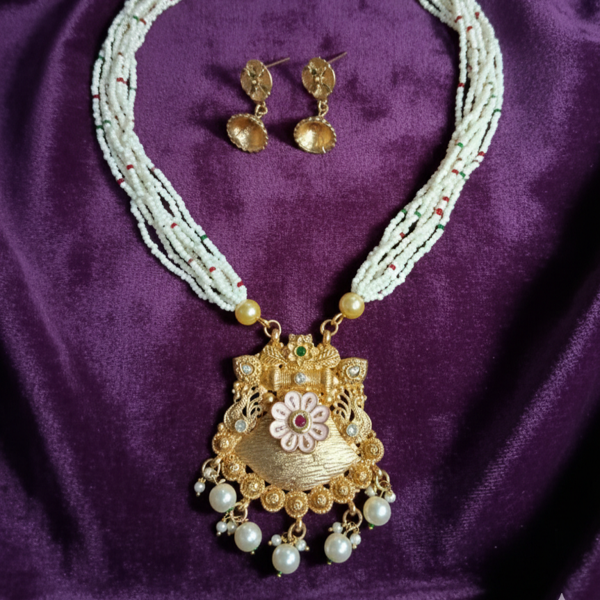 White Pearl Necklace Antique Design
